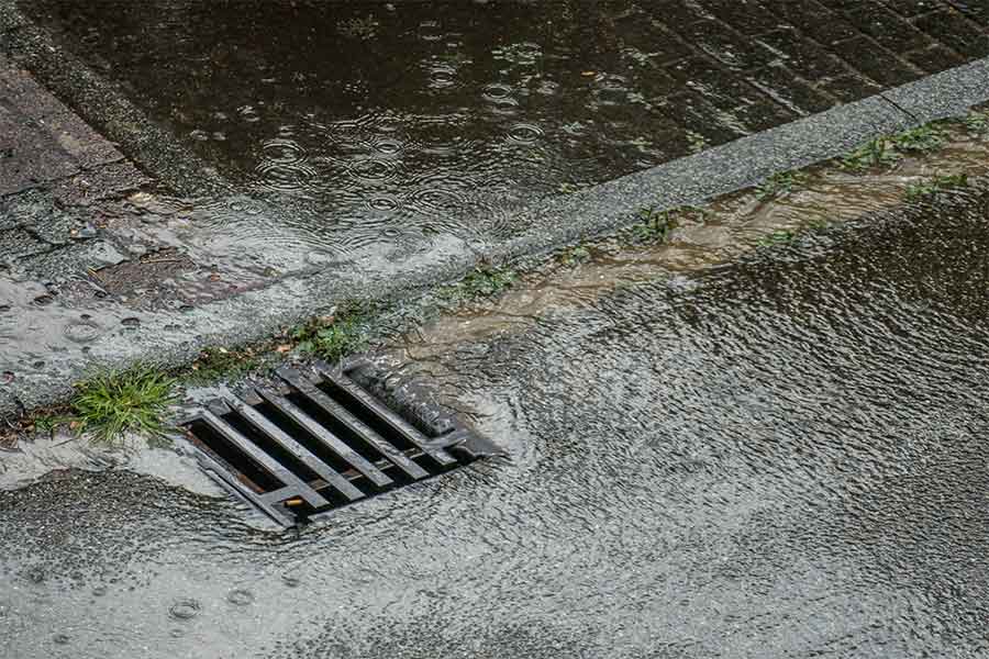 Auf versiegelten Flächen wird wertvolles Regenwasser durch das Kanalnetz abgeleitet, statt lokal zu versickern. Auf versiegelten Flächen wird wertvolles Regenwasser durch das Kanalnetz abgeleitet, statt lokal zu versickern.