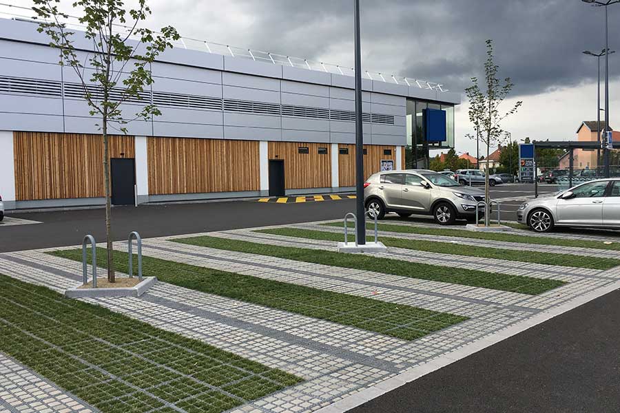 Unversiegelter Parkplatz mit TTE® Grün und TTE® Pflaster Unversiegelter Parkplatz mit TTE® Grün und TTE® Pflaster