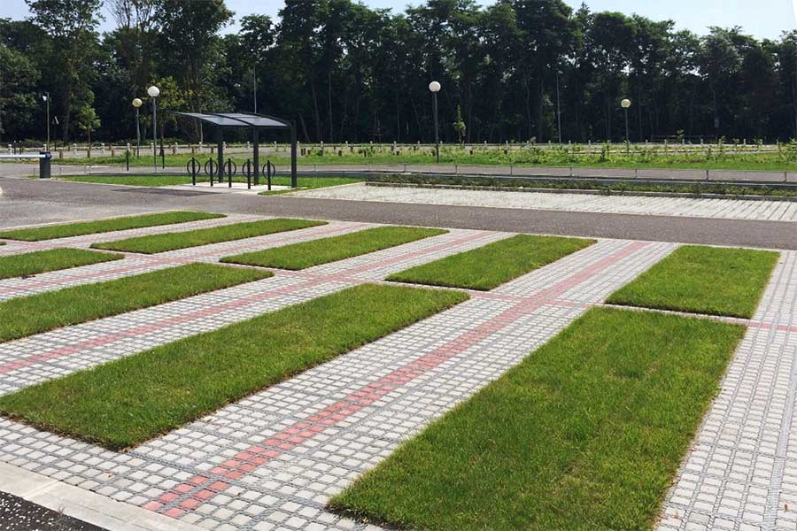 Mit TTE® PFLASTER und TTE® GRÜN befestigter Parkplatz. Mit TTE® PFLASTER und TTE® GRÜN befestigter Parkplatz.