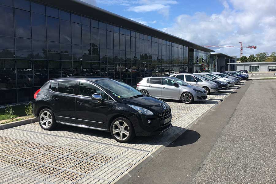 Mit TTE® PFLASTER und TTE® MINERAL befestigter Parkplatz. Mit TTE® PFLASTER und TTE® MINERAL befestigter Parkplatz.